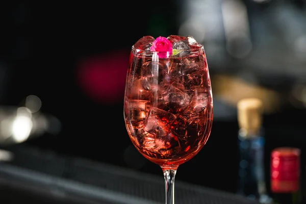 Relaxante coquetel rosa alcoólico com uma rosa no topo isolado em um fundo bar — Fotografia de Stock