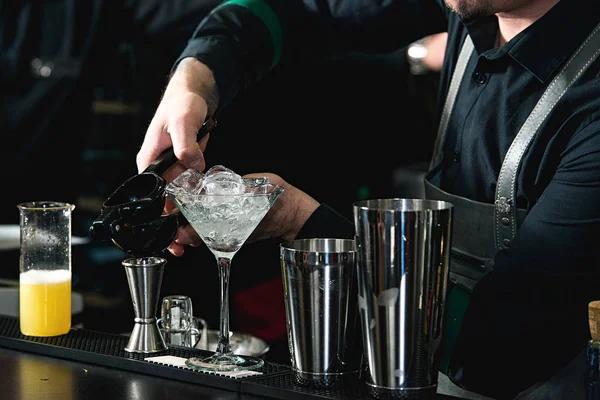 Bartender fazendo coquetel relaxante em um fundo bar — Fotografia de Stock