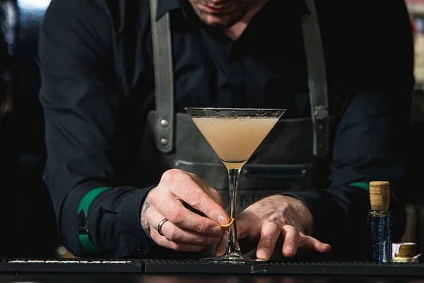 Бармен робить розслабляючий коктейль на барному фоні — стокове фото
