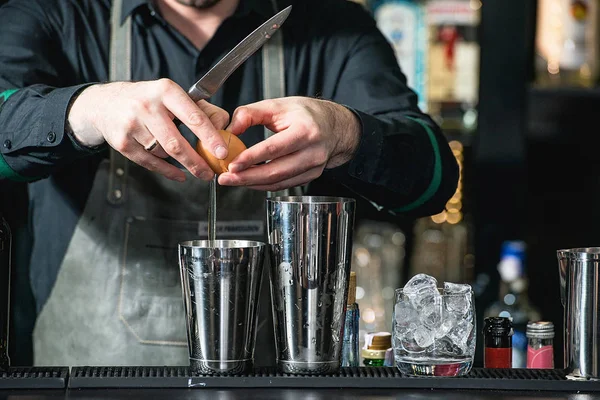 Bartender fazendo coquetel relaxante em um fundo bar — Fotografia de Stock