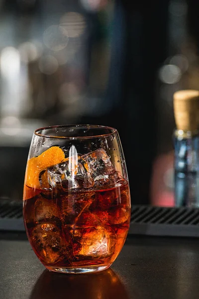 Turuncu bir bar izole kırmızı kokteyl serinletici arka plan — Stok fotoğraf