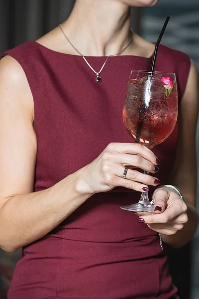 Жінка тримає розслабляючий алкогольний рожевий коктейль з трояндою зверху — стокове фото