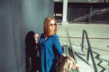 Şehirde mutlu kırmızı saçlı kadın