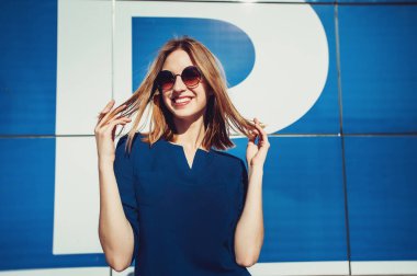 komik gülümseyen kadın