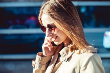 Gülümseyen kadın cep telefonundan söz