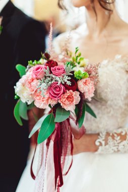 dantel gül yapılan düğün buketi holding ile lüks bir gelinlik gelin