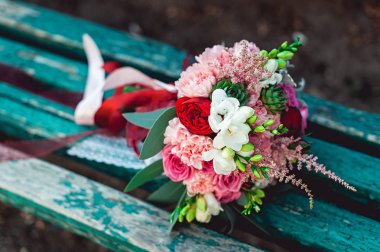 lüks düğün buket kırmızı kurdele ile Gül yaptı