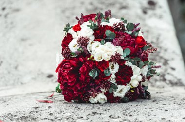 Düğün buketi bir taş üzerinde