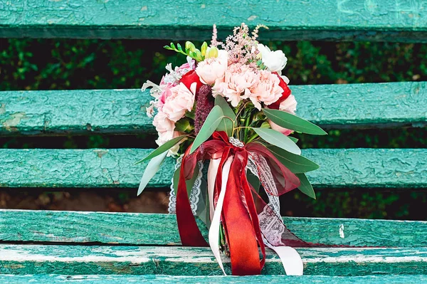 Lujoso ramo de bodas con cinta roja hecha de rosas — Foto de Stock