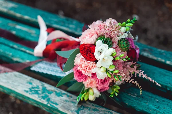 Розкішний весільний букет з червоною стрічкою з троянд — стокове фото