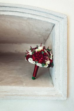 Düğün buketi taş bir niş içinde
