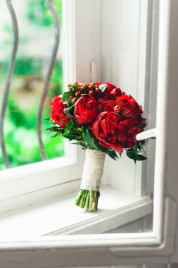 kırmızı gül ve Şakayık yapılmış lüks gelin buketi