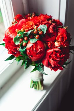 kırmızı gül ve Şakayık yapılmış lüks gelin buketi
