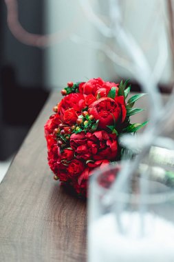 kırmızı gül ve Şakayık yapılmış lüks gelin buketi