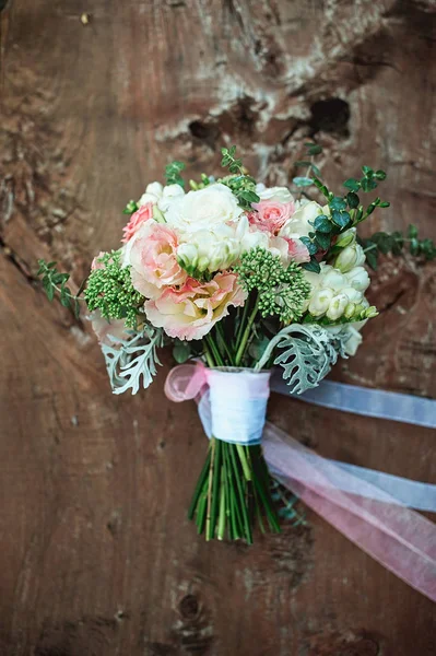 Buquê de noiva de luxo de flores brancas em uma tábua de madeira — Fotografia de Stock