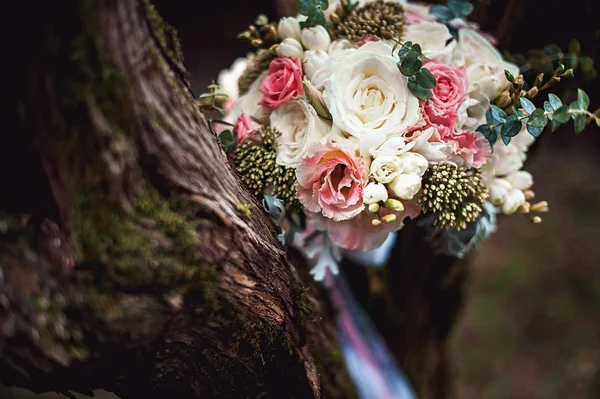 Розкішний весільний букет з білих півоній і троянд на дереві — стокове фото