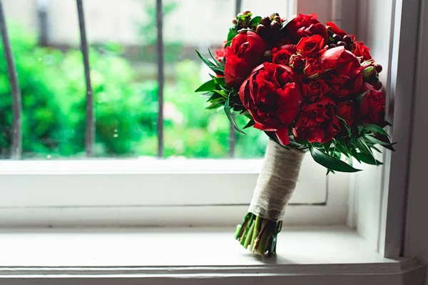 Розкішний весільний букет з червоних троянд і півонії — стокове фото