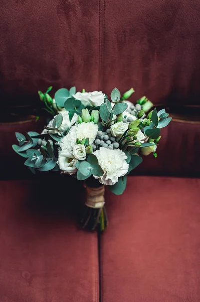 Розкішний весільний букет з білих троянд і гвоздик — стокове фото