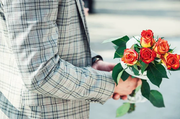 Novio celebración de un ramo de boda de rosas naranjas —  Fotos de Stock