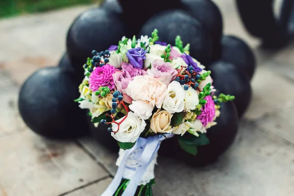 Buquê de noiva de diferentes flores envolto fita de renda perto de bando de canhões — Fotografia de Stock