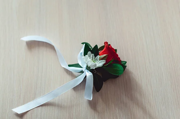 Kis esküvői boutonniere rózsák, fehér szalaggal — Stock Fotó