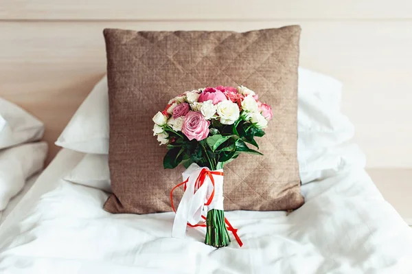 Bouquet de casamento luxuoso em um fundo branco no travesseiro marrom — Fotografia de Stock