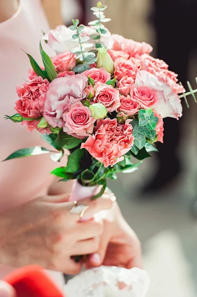 Жінка в сукні, що тримає весільні букети з білих і білих троянд — стокове фото