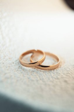 Beyaz bir arka plan üzerinde klasik altın alyans