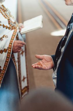 Klasik altın alyans içinde bir el mans