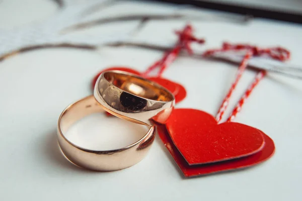 결혼 반지 종이에 하트 장식 — 스톡 사진