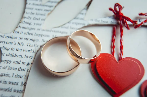 Γαμήλιο δαχτυλίδι στο χαρτί καρδιές διακόσμηση — Φωτογραφία Αρχείου