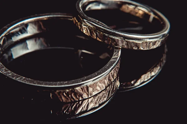 Σφυρήλατο weddin δαχτυλιδιών σε μαύρο φόντο. μακροεντολή — Φωτογραφία Αρχείου