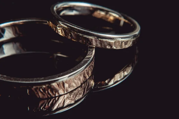 Anillos de boda martillados. acetilsalina — Foto de Stock