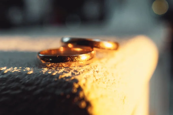 在白色背景上的经典黄金结婚戒指 — 图库照片