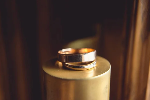 Κλασικό χρυσά γαμήλια δαχτυλίδια στην κορυφή του κώνου Χρυσή — Φωτογραφία Αρχείου