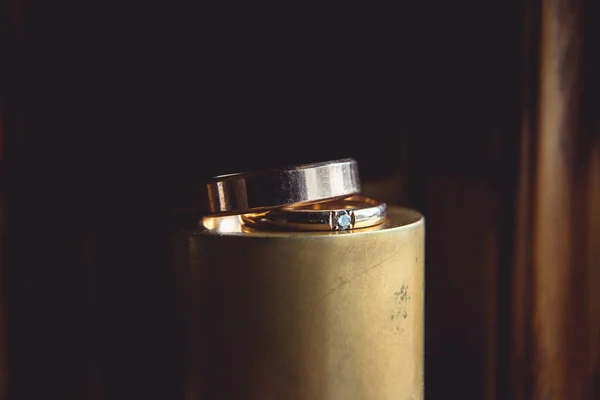 Κλασικό χρυσά γαμήλια δαχτυλίδια στην κορυφή του κώνου Χρυσή — Φωτογραφία Αρχείου
