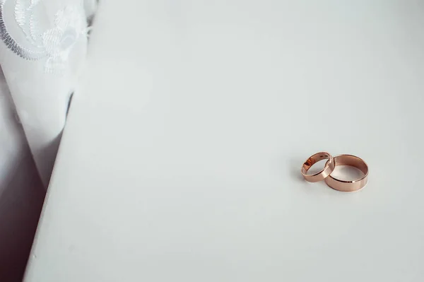 Clásicos anillos de boda de oro sobre fondo blanco — Foto de Stock