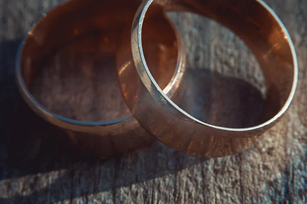 石の表面に傷が 2 つの広い金の結婚指輪 — ストック写真