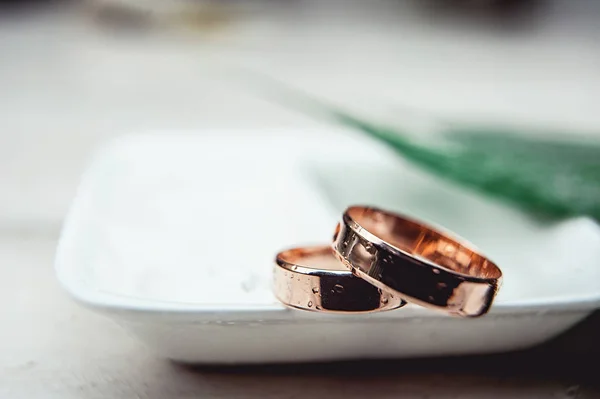 흰색 접시에 클래식 골드 결혼 반지 — 스톡 사진
