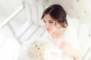 beyaz oda içinde gelin