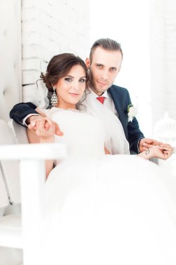 Beyaz odada oturan nazik gelin