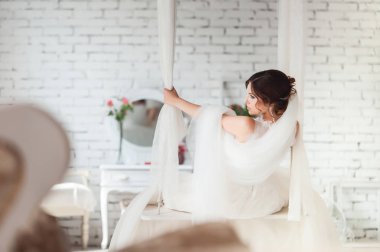 Beyaz salıncakta sallanan gelin