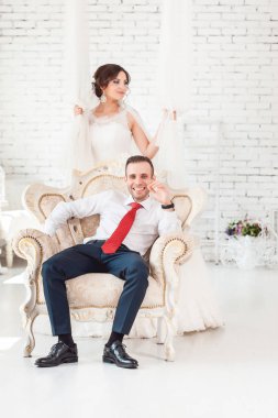 bir sandalyede gelin