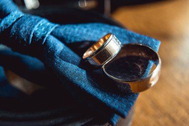 Alyans mavi papyon üzerinde