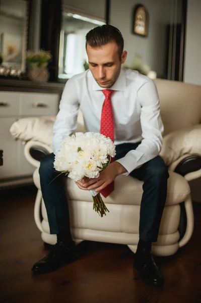 Bruid met een bruiloft boeket — Stockfoto