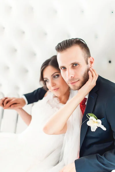 Zachte bruid zitten in een witte kamer — Stockfoto