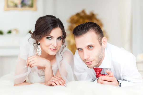 Bruid in een witte kamer — Stockfoto