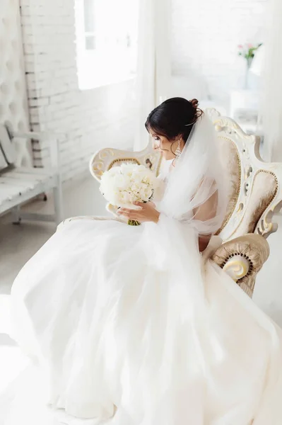 Braut im weißen Zimmer — Stockfoto