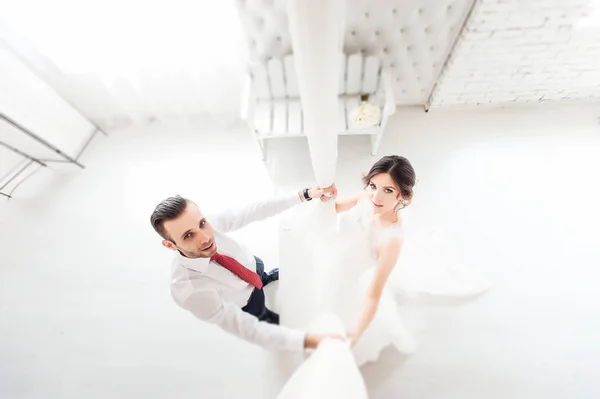 Bruid in een witte kamer op de schommel — Stockfoto