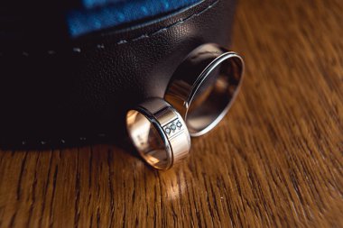 Alyans kahverengi ahşap zemin üzerinde